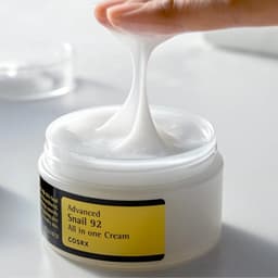 Textura elástica y sedosa del COSRX Advanced Snail 92 Cream con mucina de caracol, crema coreana all in one hidratante y regeneradora