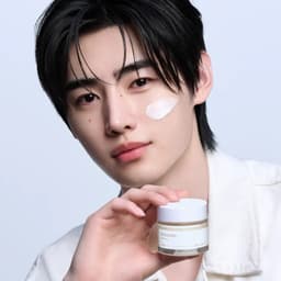 Modelo masculino con Mixsoon Bean Cream aplicada en pómulo, crema coreana unisex hidratante con frijol de soja