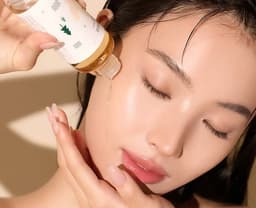 Modelo aplicando Mixsoon Soondy Centella Asiatica Essence en piel luminosa , essence coreana calmante e hidratante en Perú
