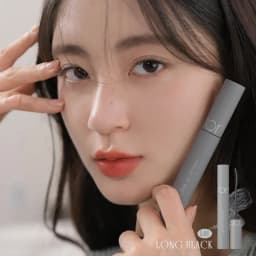 Modelo coreana con pestañas definidas usando Romand Han All Fix Mascara L.01 Long Black máscara K-beauty para volumen y separación de pestañas