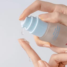 Textura acuosa de Tocobo Bifida Biome Essence siendo dispensada, essence coreana con fermentos bífidos para piel sensible