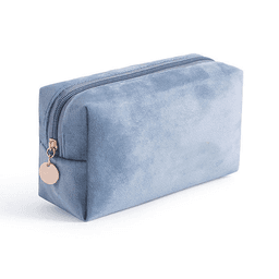 Neceser velvet azul celeste con dije dorado, bolsa de maquillaje K-beauty compacta para travel y rutina de skincare disponible en belm.pe