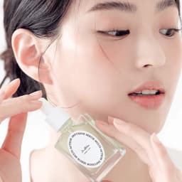 Modelo con piel luminosa sosteniendo Dr. Althea Multi-Action Infusion Serum, sérum coreano de rápida absorción disponible en Perú