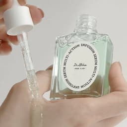 Dr. Althea Pro Lab Multi-Action Infusion Serum con gotero mostrando textura gel verde, sérum coreano hidratante de absorción inmediata