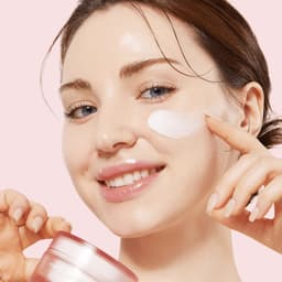 Modelo aplicando Medicube Triple Collagen Cream en mejilla, crema coreana con colágeno de textura suave para hidratar y reafirmar todo tipo de piel