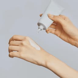 Aplicación del Celimax Dual Barrier Skin Wearable Cream con textura cremosa ligera, crema coreana para piel sensible y seca que repara la barrera sin sensación pesada