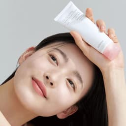 Modelo con piel grasa y mixta controlada usando Celimax Oil Control Moisturizing Cream, crema coreana matificante con Zinc PCA y Anti Sebum P para piel hidratada sin brillos