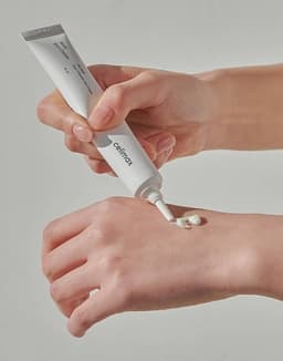 Textura cremosa ligera del Celimax The Real Noni Ultimate Eye Cream dispensada en mano contorno de ojos coreano con noni de absorción rápida sin sensación grasa ni pesada