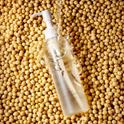 Mixsoon Bean Cleansing Oil rodeado de granos de soja aceite desmaquillante coreano con extracto de frijol de soja para limpieza profunda suave e hidratante