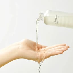 Textura fluida y transparente del Mixsoon Bean Cleansing Oil cayendo en mano, aceite limpiador coreano ultraligero con soja que se emulsifica con agua sin residuo graso