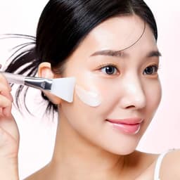 Modelo aplicando Mixsoon Collagen Glass Skin Mask con brocha, mascarilla coreana de colágeno y péptidos para piel luminosa efecto glass skin en Perú