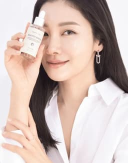 Modelo con piel hidratada y luminosa usando Mixsoon Master Serum, sérum coreano con centella y Bifida Ferment para piel calmada, reparada y con efecto glass skin