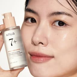 Modelo con piel hidratada y luminosa usando Anua 7 Rice Ceramide Serum- skincare coreano en Perú