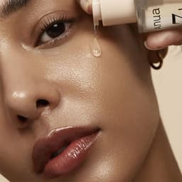 Aplicación del Anua 7 Rice Ceramide Serum en piel radiante - sérum hidratante coreano