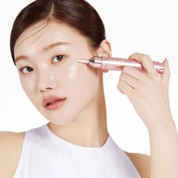 Modelo aplicando Medicube Collagen Glow Booster Serum con aplicador de precisión en contorno de ojos, sérum coreano antiedad