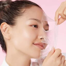 Modelo retirando Medicube Collagen Night Wrapping Mask del rostro, mascarilla coreana nocturna efecto wrapping con colágeno