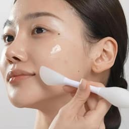 Aplicación de Medicube Collagen Night Wrapping Mask con brocha facial, rutina nocturna de skincare coreano para piel firme