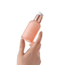 Medicube Triple Collagen Serum en mano, sérum coreano con triple colágeno disponible en Perú