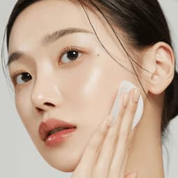 Modelo aplicando Medicube Zero Pore Pad en piel luminosa, pad exfoliante coreano con AHA BHA para minimizar poros