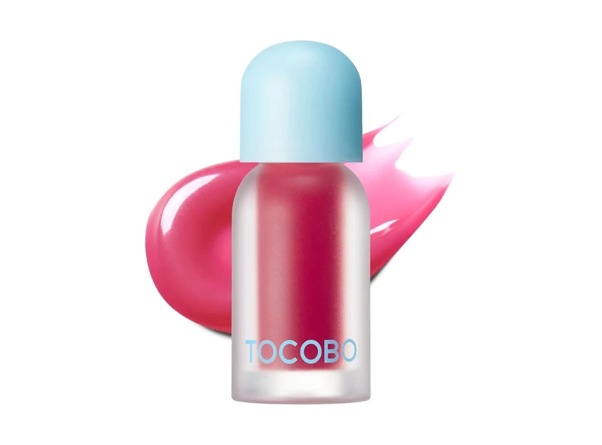 Tocobo Juicy Berry Plumping Lip Oil , textura glossy con swatch fucsia berry para labios voluminosos e hidratados con lip oil coreano